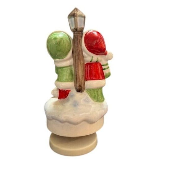 Vintage Ceramic Christmas Carolers Figurine With Dog & Lamp Post Music Box - Picture 5 of 7